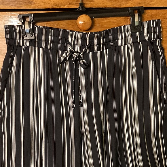 Ann Taylor LOFT Black & White Striped Shorts New - Picture 3 of 10